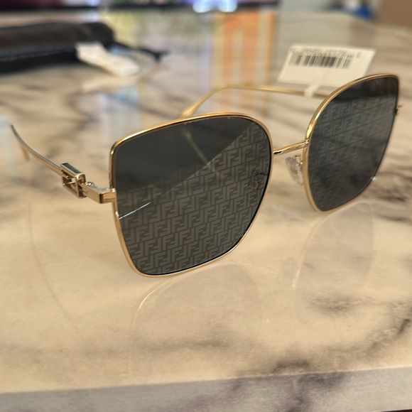 ✨FENDI✨ SUNGLASSES - Picture 5 of 9